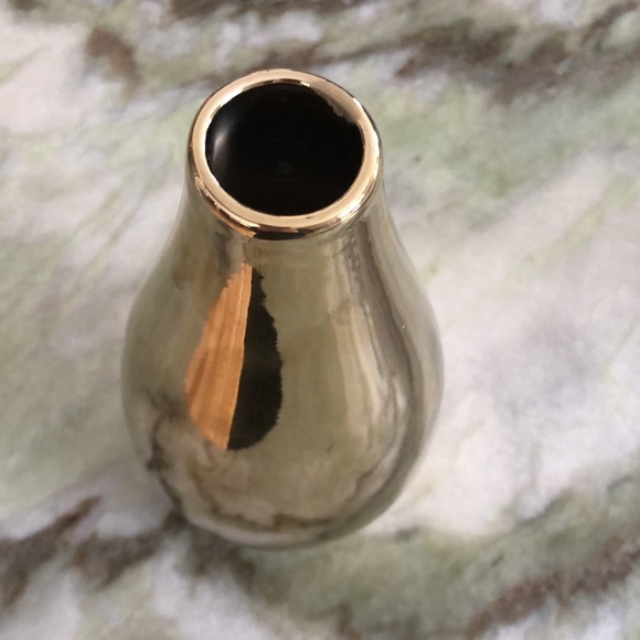 Gold teardrop shape vase - Picture 2 of 2